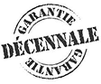 Sceau noir et blanc avec le texte "GARANTIE DÉCENNALE" en gras au centre et "GARANTIE" autour. Symbole d'assurance qualité.